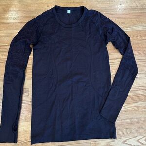 Lululemon women’s swiftly tech long sleeve shirt 2.0 in size 8 in dark purple